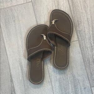 Brown Leather Slide Sandals with Toe Loop